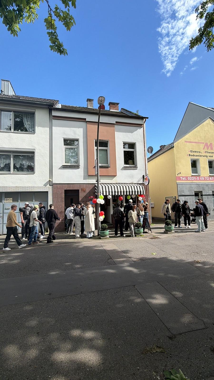 Viele Menschen vor dem Monti's Mamma Mia Laden in Köln