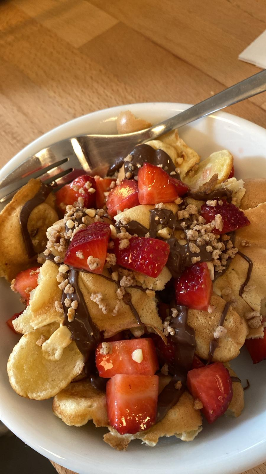 Bubble Waffle Bowl mit Nutella und Toppings bei Monti's Mamma Mia
