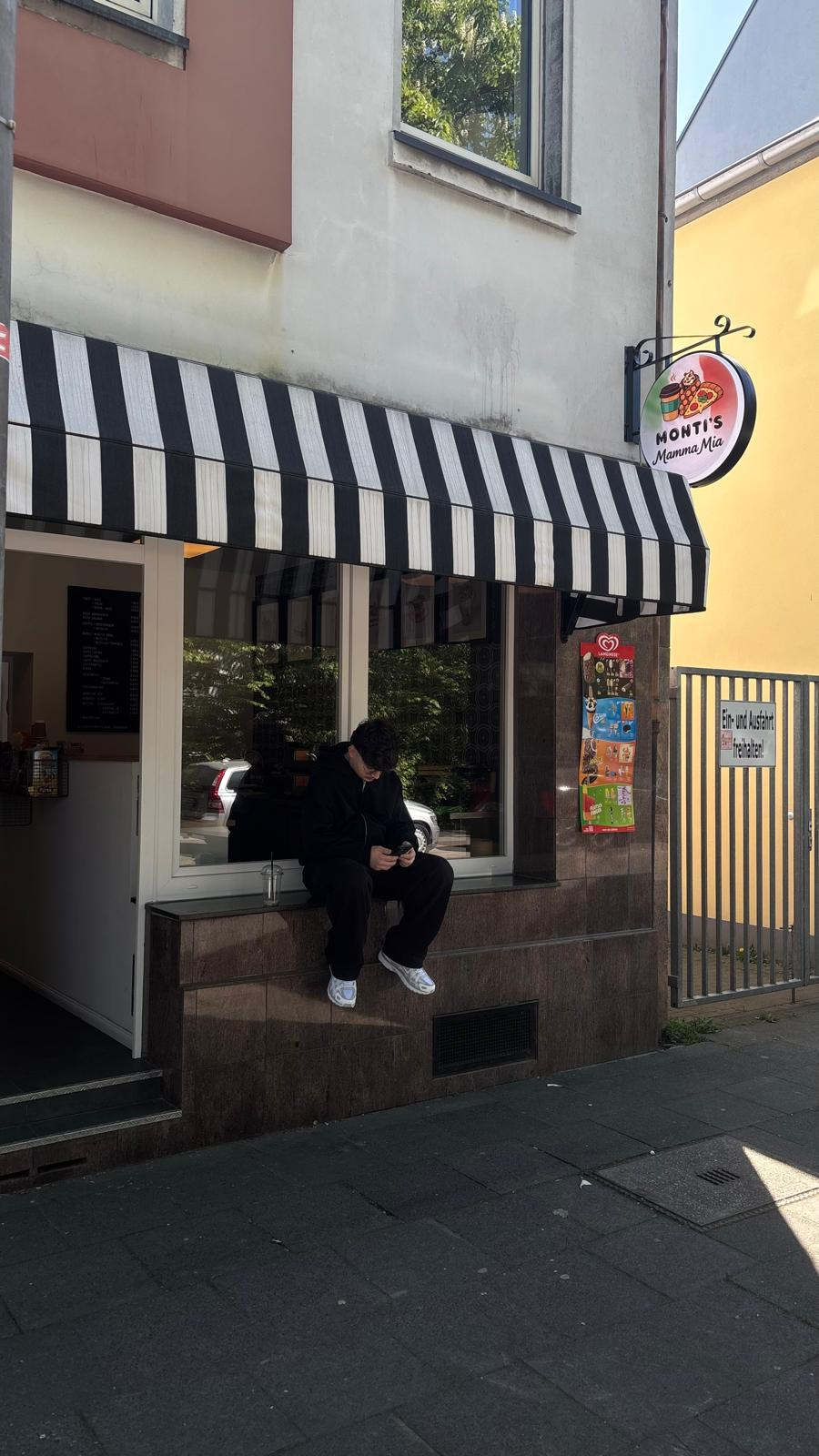 Monti's Mamma Mia Ladenansicht in der Rochusstraße, Köln